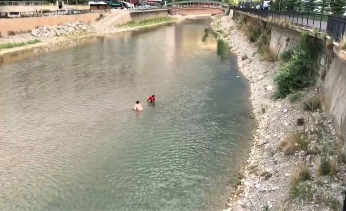 Sıcaktan bunalan çocuklar Çoruh’ta serinliyor