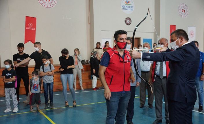 Siirt Valisi Hacıbektaşoğlu, sporcularla ok fırlattı