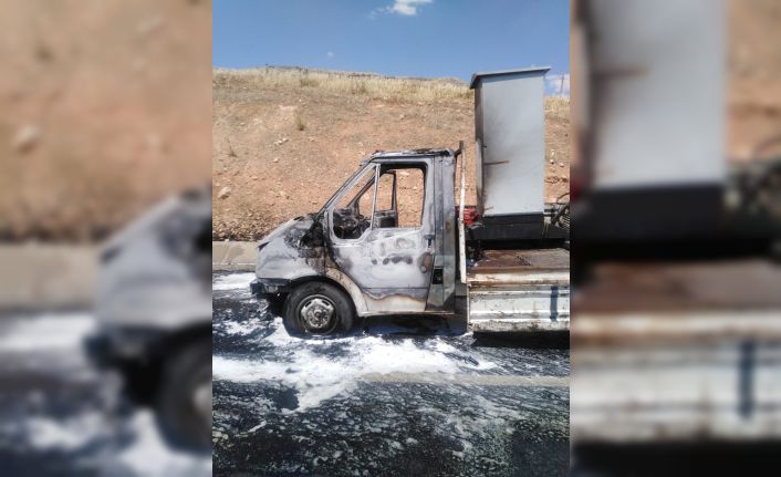 Silvan - Batman yolunda seyir halindeki kamyonet alev aldı