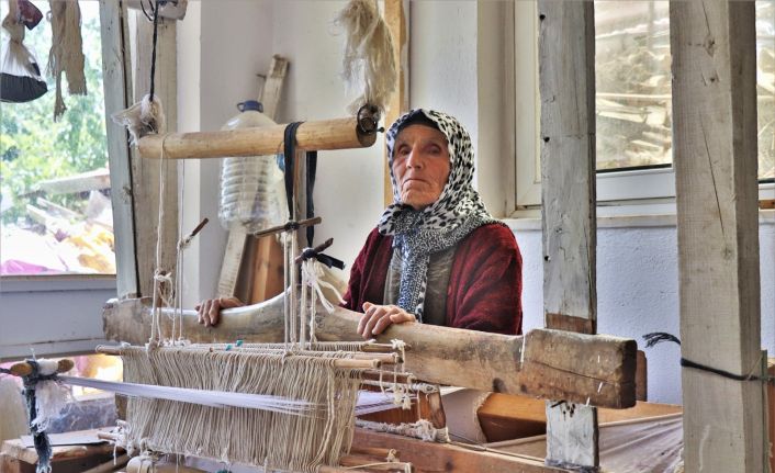 Son dokuma ustası 1800’lü yıllardan kalma tezgahta Nikfer bezi dokuyor