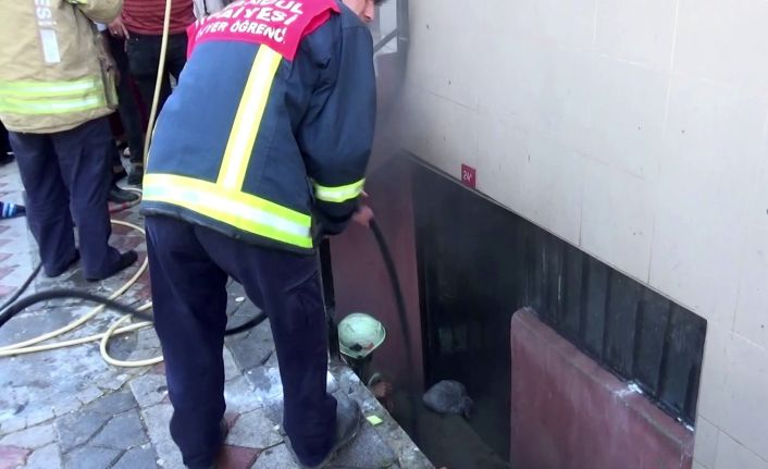 Sultangazi’de bodrum katında yangın çıktı