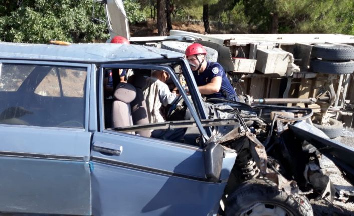 Süt kamyonu ve otomobil çarpıştı: 2 yaralı