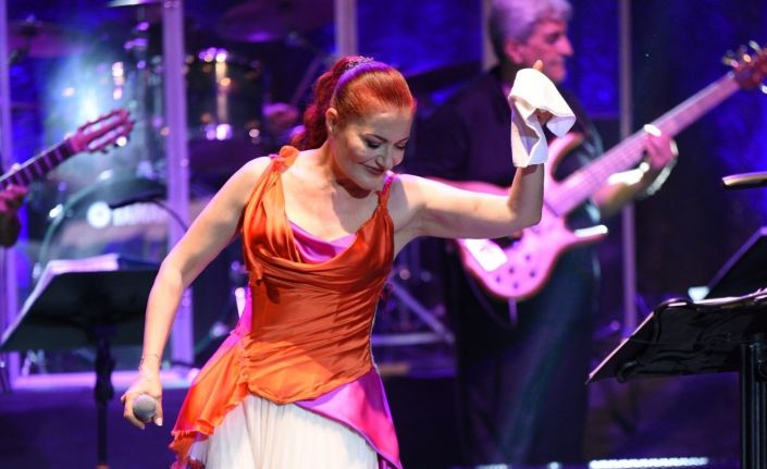 Tarihi mekanda Candan Erçetin rüzgarı