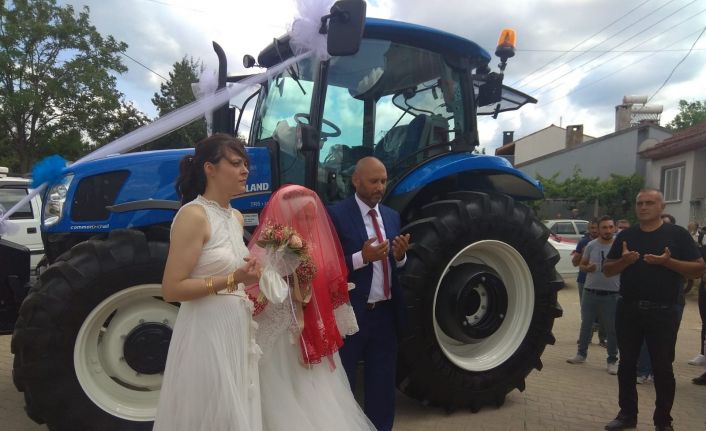 Tarımsal Kooperatif Başkanı damat olunca gelin arabası da traktör oldu