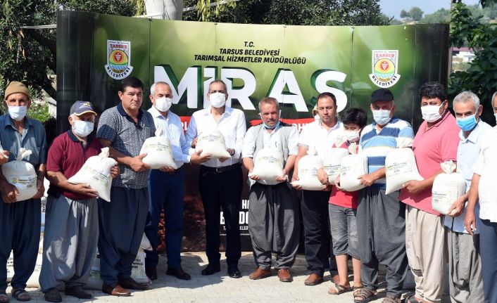 Tarsus Belediyesi, çiftçiye ücretsiz 16 ton atalık arpa ve buğday tohumu dağıttı