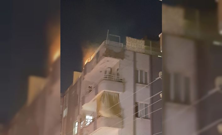 Tartıştığı eşi eve dönmeyince evini yakıp iki çocuğunu satırla rehin aldı