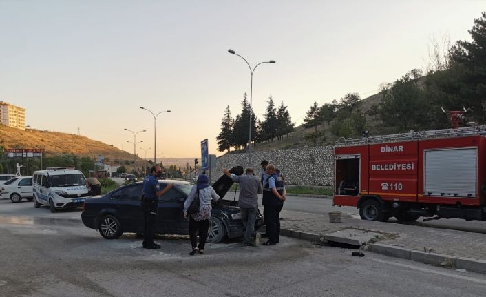 Tatil yolunda mola veren ailenin park halindeki otomobili yandı