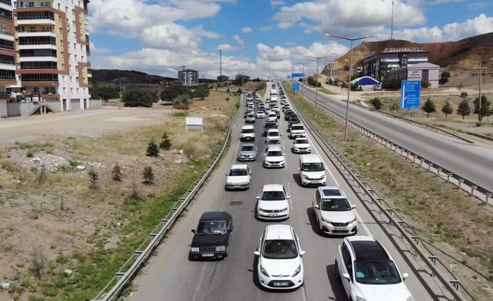 Tatilcilerin geri dönüş yolculuğu devam ediyor: Kilit kavşakta kilometrelerce araç kuyruğu