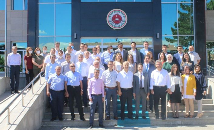 Tayini çıkan hakim adliye önünde görev yaptığı arkadaşları tarafından uğurlandı