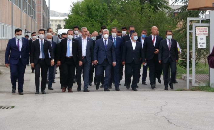 TBMM Milli Savunma Komisyonu Başkanı Yılmaz, MKE işçileri ile bir araya geldi