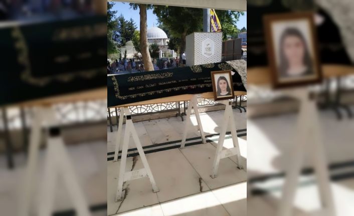 (TEKRAR) Minibüsün çarptığı küçük kız metrelerce havaya savrulup yere düştü: Feci kaza kamerada