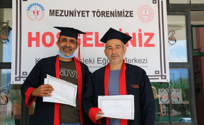 Telafi eğitimleri ile lise diploması alan iki torna ustasının hedefi üniversite