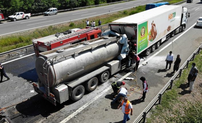 TEM’de zincirleme feci kaza: Tanker tıra ok gibi saplandı, 1 ölü