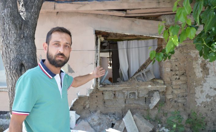 Terk edilen evin her an yıkılma ihtimali komşuları tedirgin ediyor