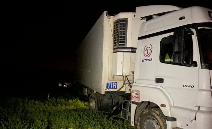 Tırın akaryakıt deposu yerinden koptu, kilolarca yakıt tarlaya döküldü