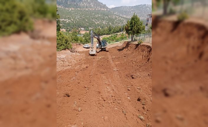 Toroslar’ın yaylalarında yol yenileme ve çevre düzenleme çalışmaları sürüyor