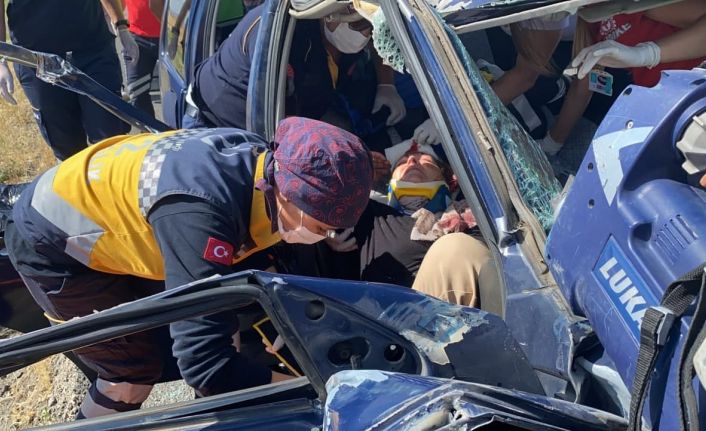 Trafik kazasında araca sıkışan kadın kendini acılarını unutup eşini ve kızını sordu