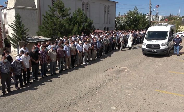 Trafik kazasında bir aile hayatını kaybetti: Öğretmen çift ve iki çocuğu toprağa verildi