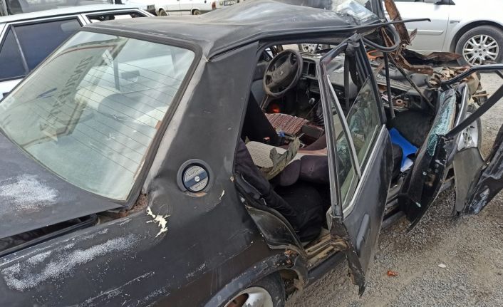 Traktör römorkuna çarpan otomobil paramparça oldu: 1 ölü, 2 yaralı