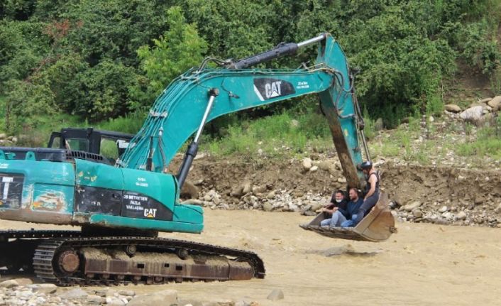 Traktörle karşıya geçemediler, devreye kepçeler girdi
