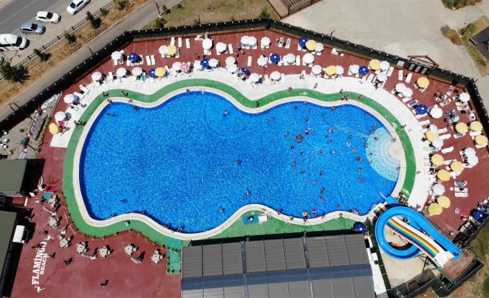 Tunceli’de sıcaktan bunalan vatandaşlar havuza koştu, görüntüler Ege ve Akdeniz’i aratmadı