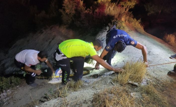 Uçuruma düşen otomobil sürücüsünü polis ve sağlıkçılar kan ter içinde kurtardı