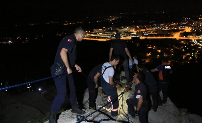 Uçurumun eşiğinde mahsur kalan kadın için film sahnelerini aratmayan kurtarma operasyonu