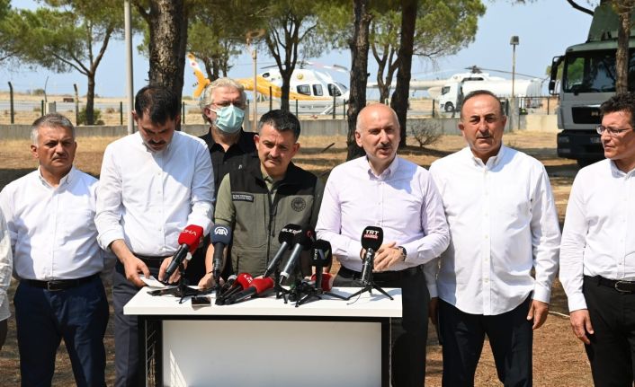 Ulaştırma Bakanı Karaismailoğlu: "İnşallah en kısa zamanda tüm yangınları söndürme çabası içerisindeyiz"