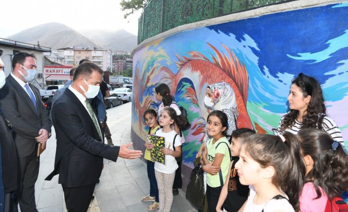 Vali Akbıyık, 20 binin üzerinde kitap dağıttı