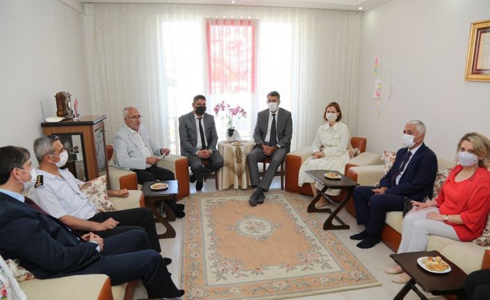 Vali Ali Çelik ile eşi Nezihe Çelik, kahraman gazileri yalnız bırakmadı