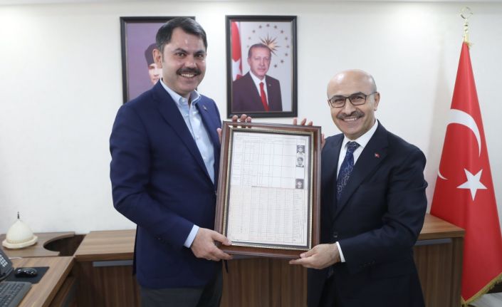 Vali Demirtaş, Bakan Kurum’a Mardin’de eğitim gördüğü 3 yılın karnelerini takdim etti
