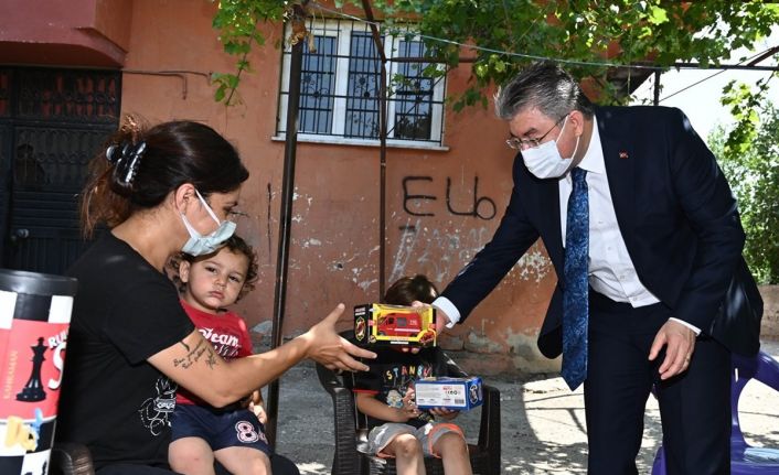 Vali Yılmaz, konuk olduğu ailelerin sorun ve taleplerini dinliyor