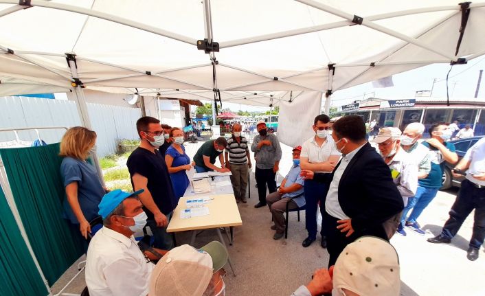 Vatandaşlar pazar yerinde aşılandı