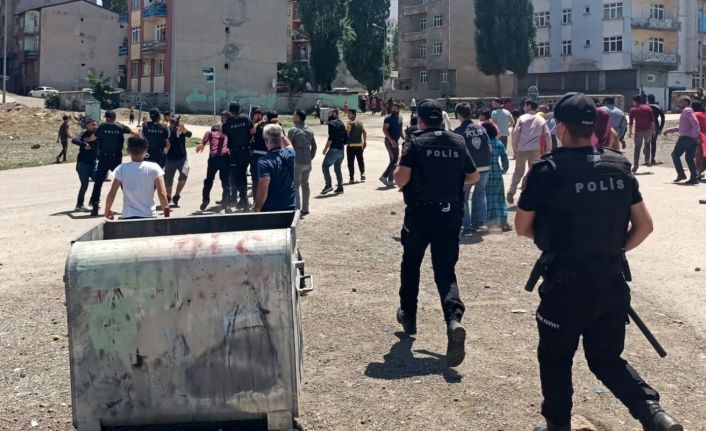 Yabancı uyruklu çocukların taş oyunu bıçaklı, taşlı kavgaya döndü: 2 yaralı, 7 gözaltı