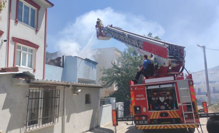 Yanan evdeki yaşlı kadını okuldan koşan öğretmen kurtardı
