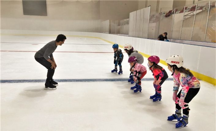 Yaz sıcağında buz pateni öğreniyorlar