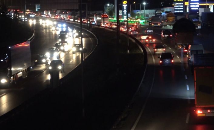 Yaz tatilinin başlamasıyla yollara akın ettiler: 43 ilin geçiş güzergâhında trafik yoğunluğu arttı