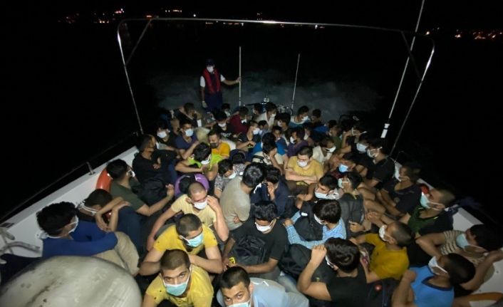 Yelkenli teknede 63 göçmen yakalandı