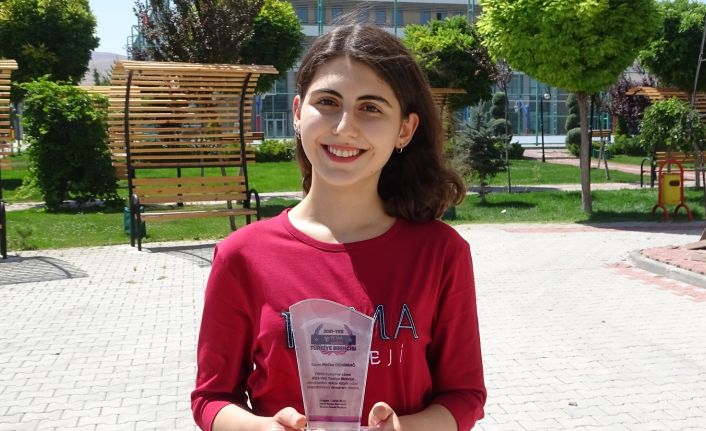 YKS’de AYT eşit ağırlık Türkiye birincisi olan Melike başarısının sırrını anlattı