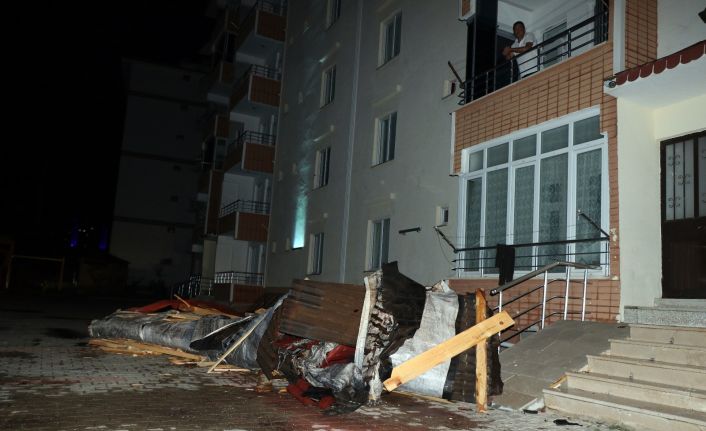 Yozgat’ta fırtına çatıyı aracın üzerine uçurdu, o anlar güvenlik kamerasına yansıdı