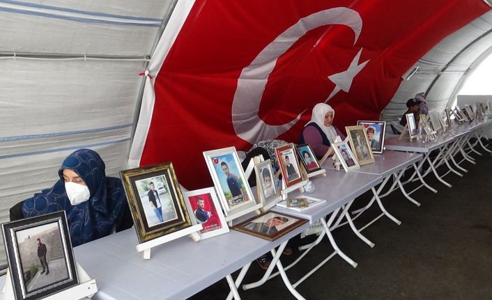 Zorla dağa kaçılan Süleyman’ın ablası, küçük bebeğiyle birlikte kardeşinin yolunu gözlüyor