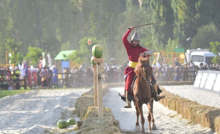1071 kutlamalarında atlı spor oyunları büyük ilgi görüyor