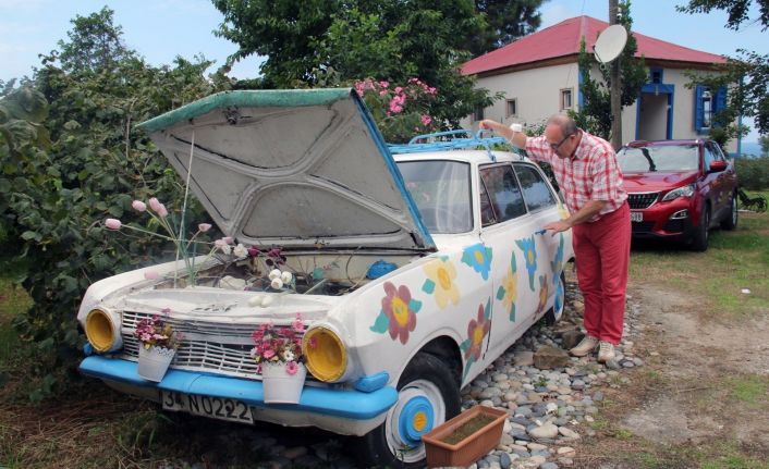 1964 model otomobil çiçekleri ve renkli boyasıyla ilgi odağı oldu