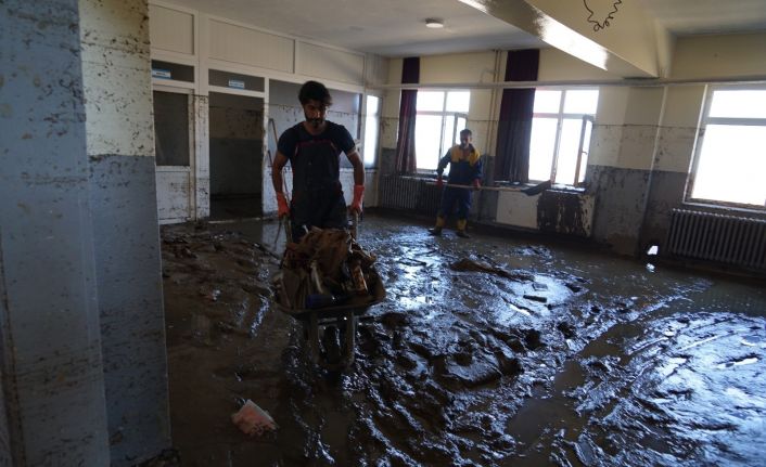 1 hafta sonra tadilata girecek olan Özlüce Ortaokulu’da selde büyük hasar aldı