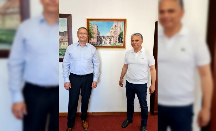 2 bin 400 kilometre uzakta, ’Üç Kapılar’ resmi