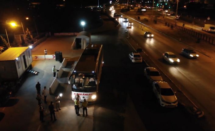 43 ilin geçiş güzergâhında gece yarısı ’otobüs’ denetimi: Takograf, emniyet kemeri ve HES kodu kontrolleri yapıldı