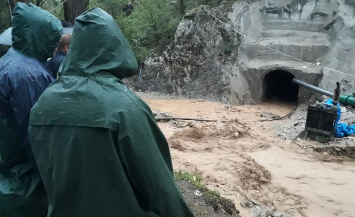 5 gün önce sel sularına kapılan işçiyi arama çalışmaları sürüyor