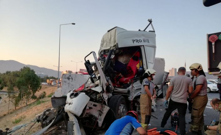 Adres tarifi için durdurulan tıra başka bir tır çarptı: 2’si ağır 3 yaralı