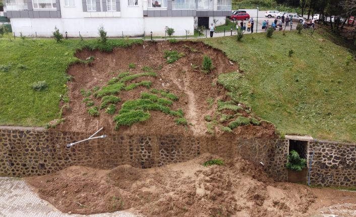 AFAD açıkladı: "Ağaçlandırma ve yeni bir istinat duvarı yapılması sonrası bina sakinleri evlerine geçebilecek"