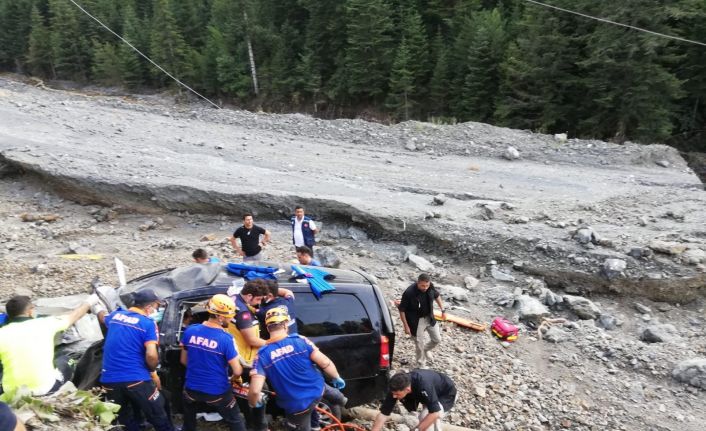 Afet bölgesine gelen Bakanlık görevlileri uçuruma uçtu: 1’i ağır 3 yaralı